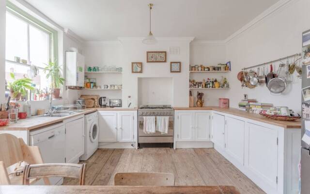 Spacious and Colourful 2 Bedroom Flat in Lambeth