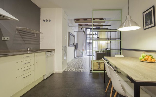 Liceu Apartments by gaiarooms