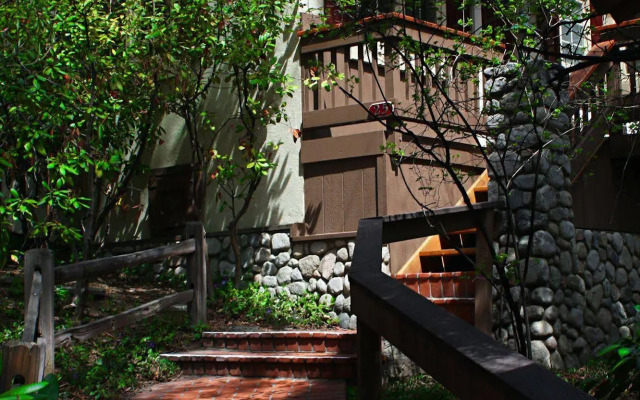 Saddleback Inn