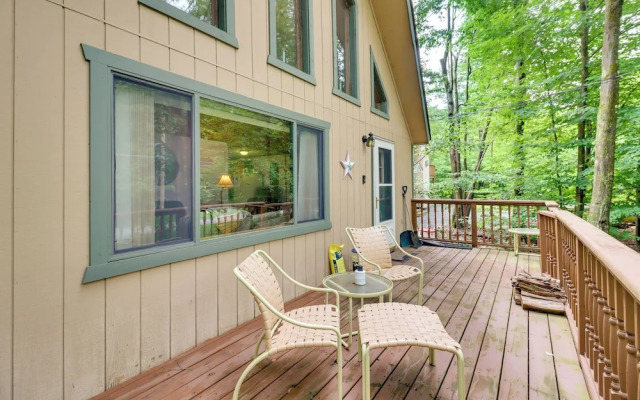 Lake Access & Decks: Pet-friendly Poconos Cabin!