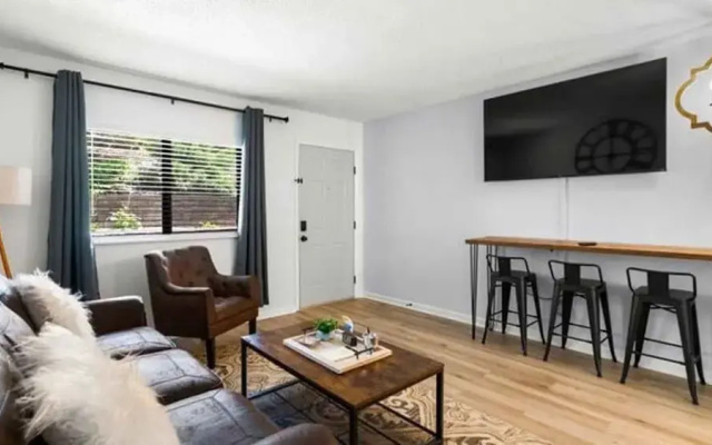 Fantastic Renovated Condo Pool Downtown Fireplace