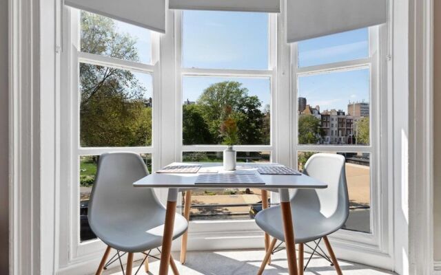 Grand Studio View - Large City Centre Studio Apartment