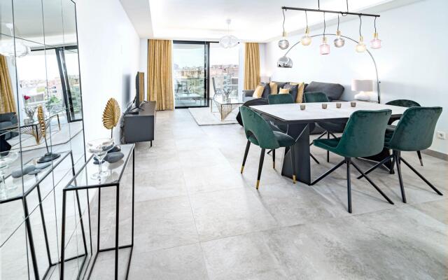 INF4.5P- modern 3 bed city apartment next to beach