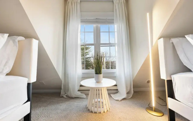 Ultra-Modern Luxe Sleek & Stunning Stay