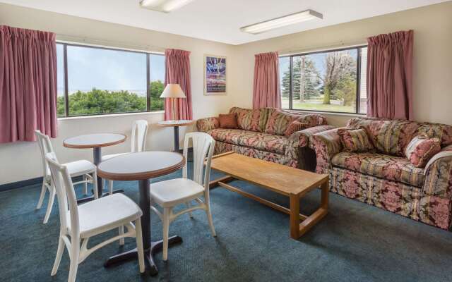 Super 8 by Wyndham Hebron Lowell Area