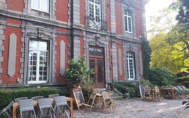 Château Lambert Hotel-Resto-Parking-Shuttle, a 1 ha green Oasis at 8 min from CRL Airport without any noise