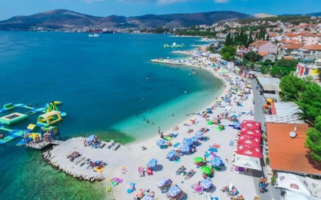 Villa Okruk-10 meters away from the beach