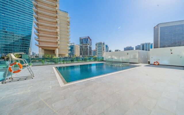 Stylish Waterfront Apartment With Views on Canal