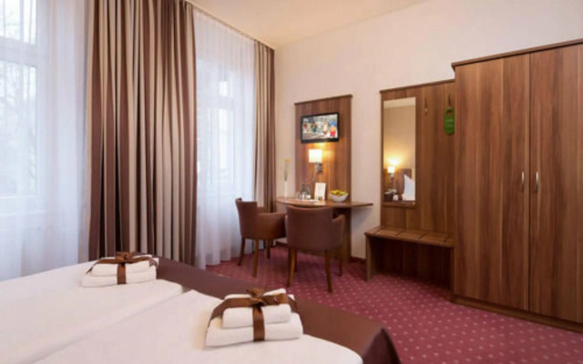 Gold Hotel