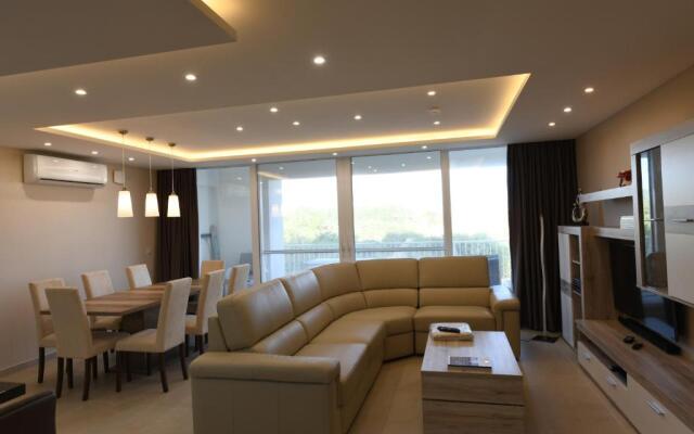 Wileg 4B Luxury Two Bedroom Apartment with Shared Swimming Pool.