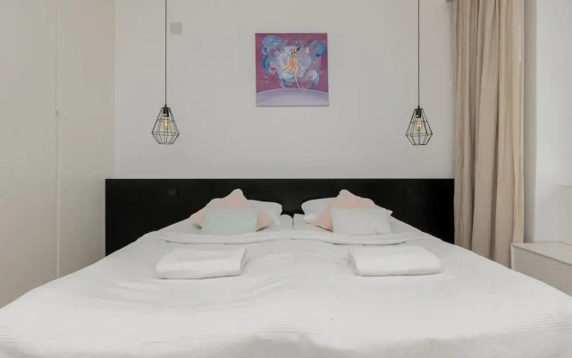 Trendy City Center Apartment by Renters