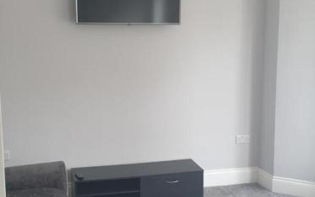 Modern 2 bed apartment with parking