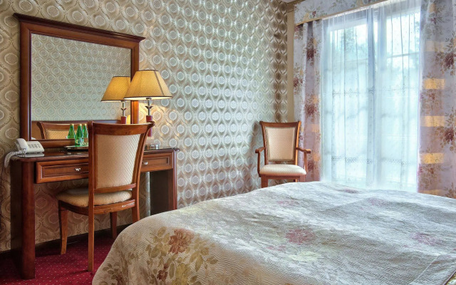 Hotel Dworek Tryumf Dąbrowscy Spółka Jawna