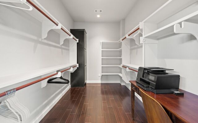 Hollys Parkside Haven- Guest House Included