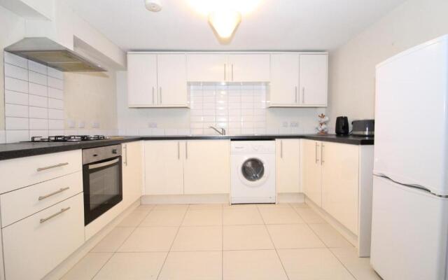 Central Modern Apartment with Free Parking And Private Garden