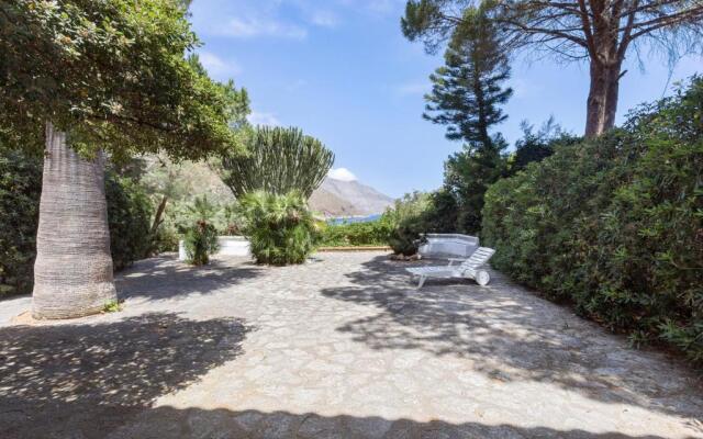 Scopello Flat with Panoramic Courtyard and Parking