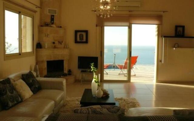 Happy Trails Pomos Panoramic Villa