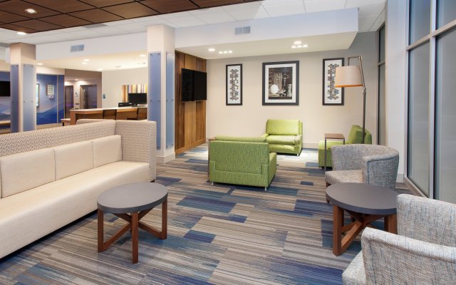 Holiday Inn Express & Suites Detroit - Farmington Hills, an IHG Hotel