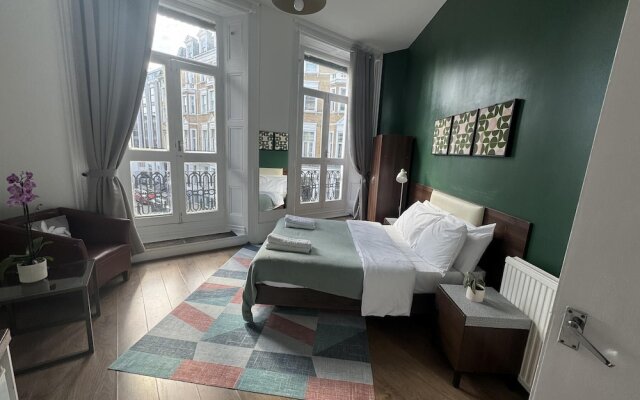 Charming Large Studio Apartment With Balcony