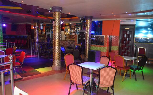 Super Paradise Hotel