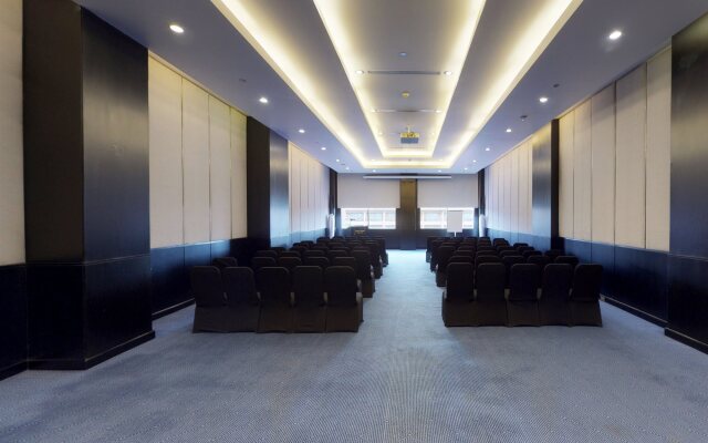 Dusit Thani LakeView Cairo