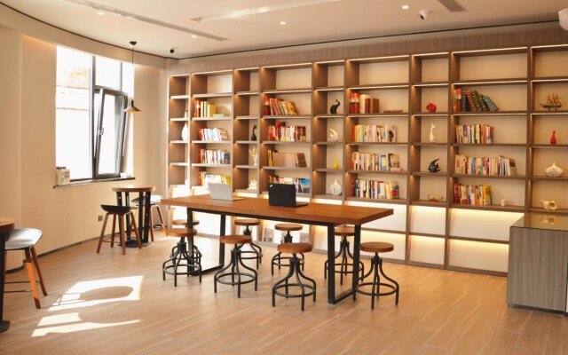Hanting Hotel Qingdao Yan'an 3rd Road Zhiquan Road Metro Station
