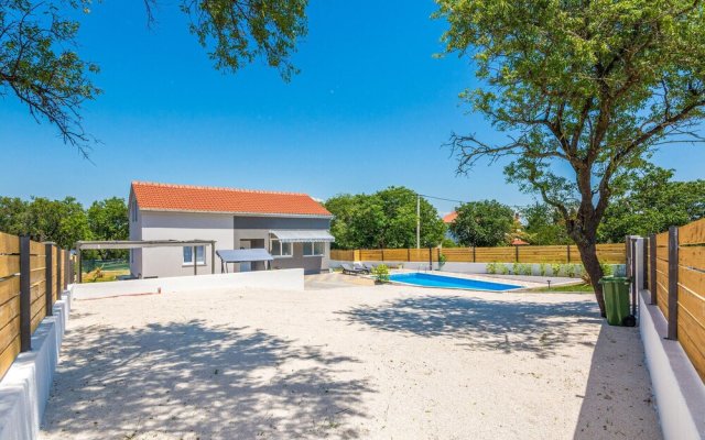 Beautiful Home in Donje Rastane With 3 Bedrooms, Wifi and Outdoor Swimming Pool