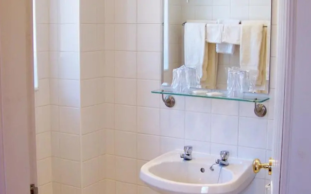 Macdonalds Restaurant & Guest House