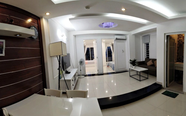Smiley Apartment 8