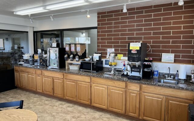 Days Inn by Wyndham Lake Point