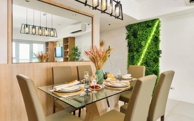 Luxe Suite With 180 Stunning City Views