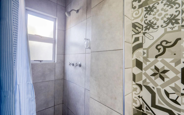 Hampton Collection - Trendy 2 Sleeper Apartment with Pool