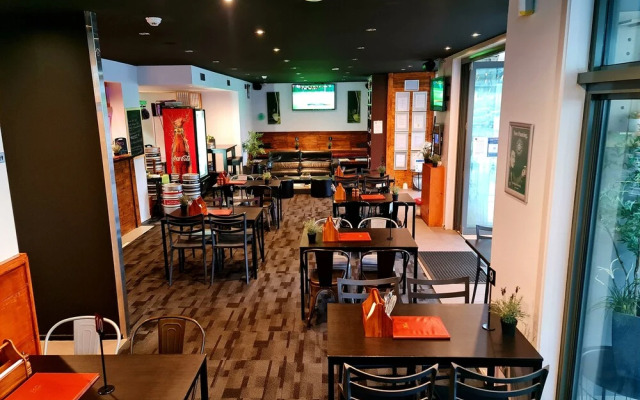Qure Restaurant & Apartments