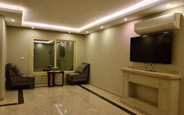 Spacious Executive Luxury Apartment With Balcony