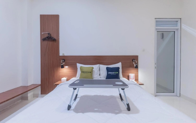 OYO Flagship 1308 Darmo Residence