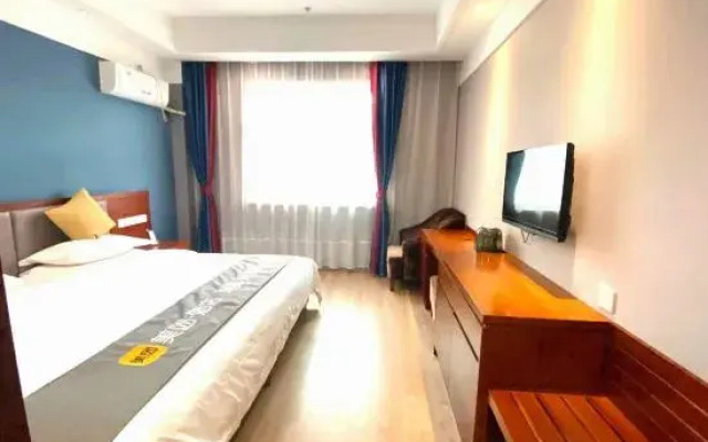 Manbo Hotel (Yichang Wuyue Plaza actually Home Store)