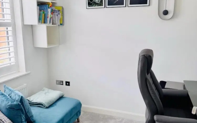 High END Spacious 4 Bed House - Free Parking