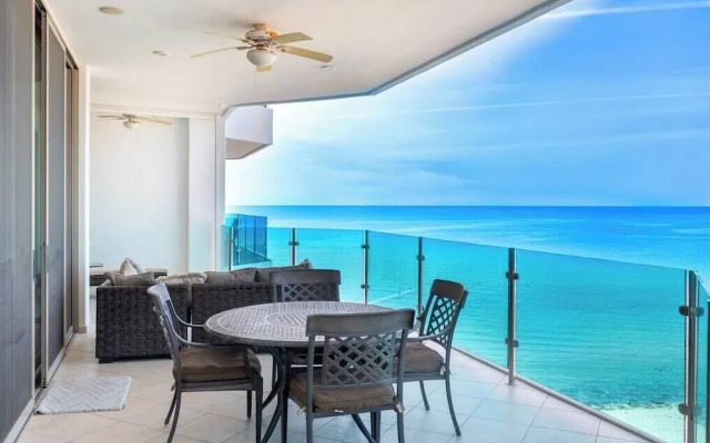 Luxury Beachfront Condo on Sandy Beach