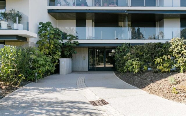 Picturesque Views From a Radiant Penthouse — 戛纳