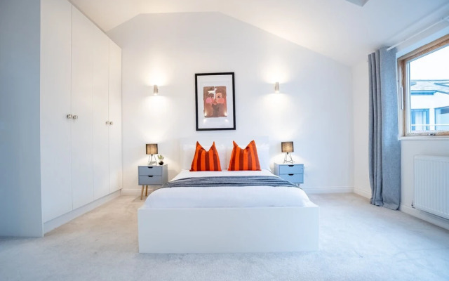 4 Bed Modern Home Balcony & Free Parking