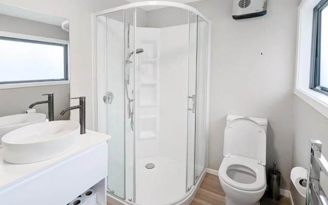Central Location - 2 Bedroom Aptmt with Lake View