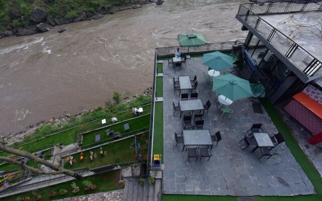 La Orilla Hotel