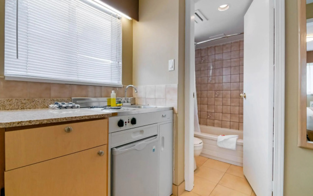 Econo Lodge Inn & Suites