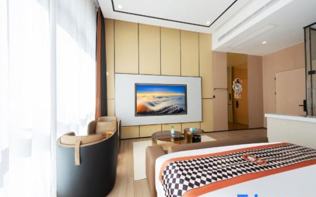 Sanya Central Jiayue Bixuan Hotel (Qiangqing Sea Travel Duty-Free Shop)