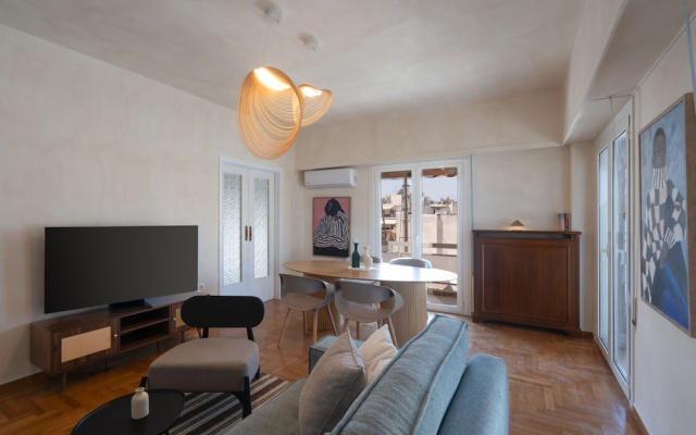 LIV - Artistic Rooftop Apartment in Pagrati