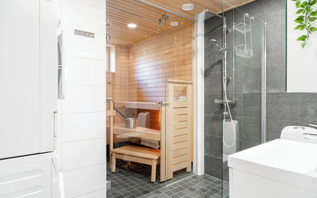 Modern 2BR Apt with Sauna & Free Parking