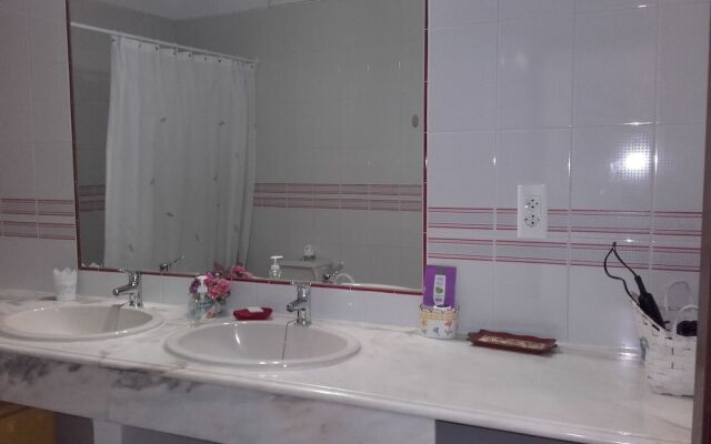 1-bed Apartment in Oura, Near the Aveiros Beach