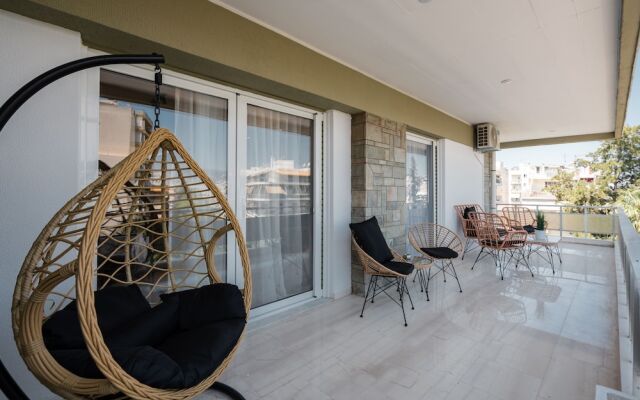 Luxury Apartment near Floisvos Marina