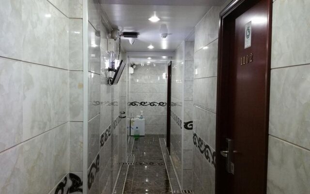 Gold Sparrow Hotel