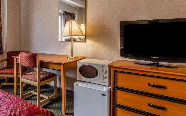 Days Inn by Wyndham Manitowoc